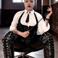 Mistress Reyna Raven - Foto 3 von 8